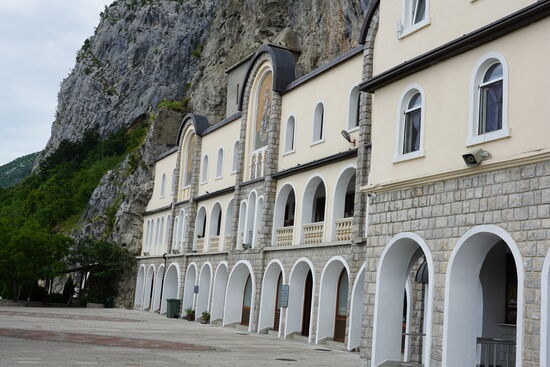 Von außen darf man fotografieren—innen leider nicht—das Kloster wurde 1665 von Vasilja Jovanovic, dem Bischof von Herzegowina gegründet—rund um das Kloster sind die Wohnbereiche der Mönche