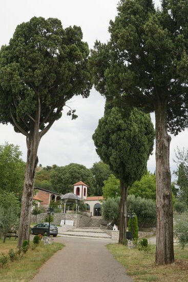 Nicht ganz so spektakulär , aber auch in den Felsen gebaut