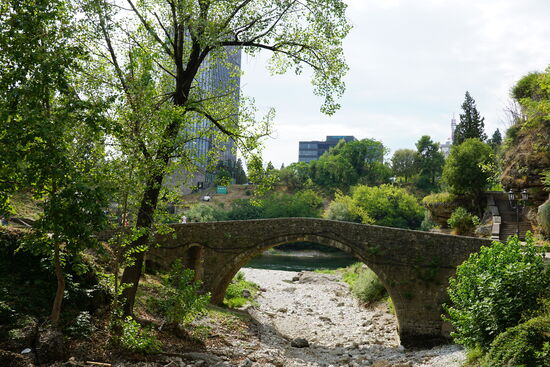 Wir machen uns auf und besuchen die wenigen Sehenswürdigkeiten der Hauptstadt von Montenegro-Hier die „Ribnica Bridge“