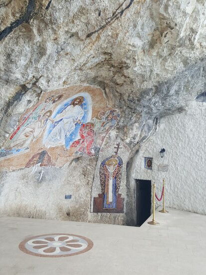 Da hinten ist der Eingang zur Grabstelle vom Erzbischof Vasilija, der verstarb und exhumiert wurde. Jetzt liegt er tatsächlich hier in der geschmückten Höhle.
Die Leute gehen hinein und küssen vorher die Wand am Eingang—-na...Viren lassen grüßen...