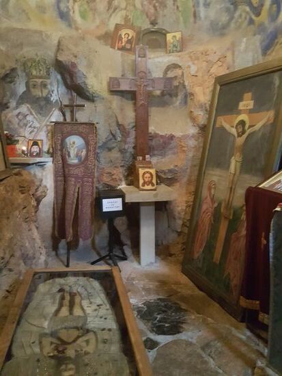 Aber das hat jetzt keiner gemerkt—-alle Gebetsräume und die Kapelle ist im Felsen eingebaut