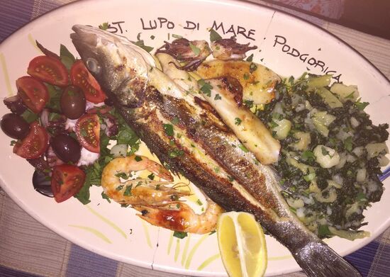 Abends essen wir die beste Fischplatte des ganzen Urlaubs im „Lupo di mare“