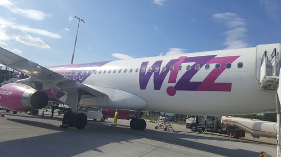 Mit „Wizz-Air“ sind wir noch nicht geflogen—mit etwas Verspätung starten wir und landen mit etwas Verspätung gegen 20 Uhr in Tirana.
Am Airport gibt es eine Schleuse mit einem Sprühnebel—wahrscheinlich Desinfektion