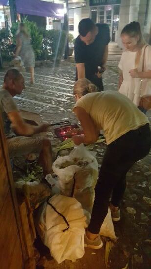 Hier werden an der Straße Maiskolben gegrillt