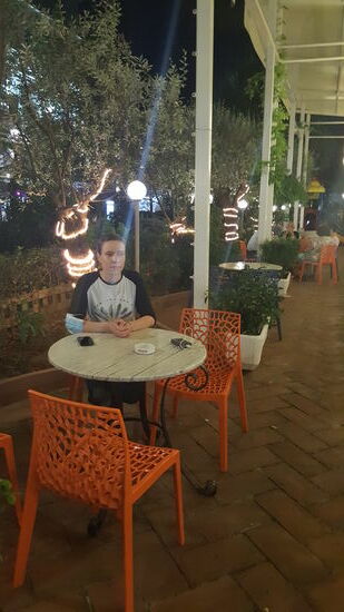 Wir entscheiden uns für das erste Albanisch-italienische Restaurant. Da wir seit morgens nichts mehr hatten, sind wir ziemlich ausgehungert