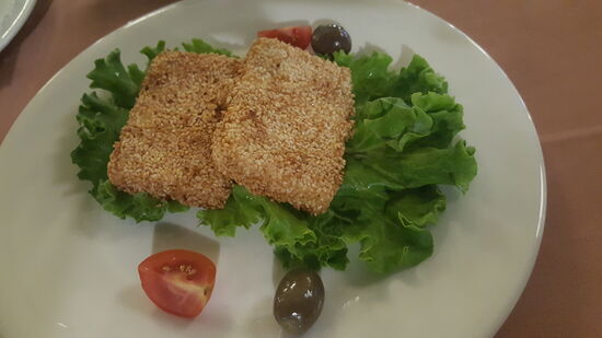 Ein traditioneller albanischer Käse mit Sesam