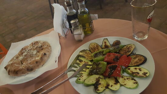 Vorspeise: gegrilltes Gemüse und albanisches Brot—