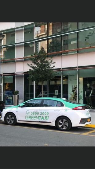 Von Anila bekam ich vorab dieses Foto. So ein Taxi wird uns vor dem Airport abholen. Der Fahrer darf nicht rein, wegen Corona—aber als wir ankommen, ist keiner zu sehen. Erst als ich Anila kontaktiere-(dank meiner „Glocalme“ habe ich wifi) —rauscht er an.
Die Fahrt bis zu unserem Hotel dauert noch mal gute 30 Minuten