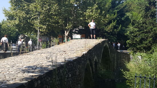 Die Brücke ist direkt neben unserem Hotel