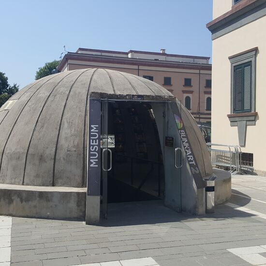 Die Hauptattraktionen des heutigen Tages sind die 2 Bunker, die man in Tirana besichtigen kann. Im Zentrum finden wir den „Bunker2“-den wir für 500LEK p.P.   Besichtigen können