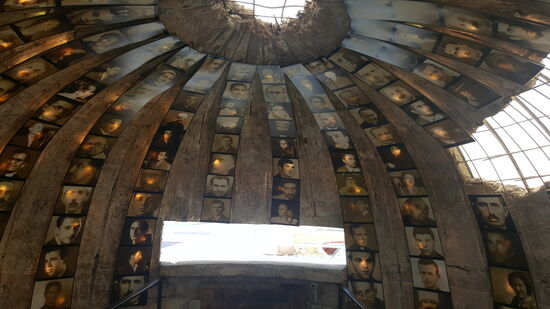 Unter der Erde haben die Ausstellungsmacher im Auftrag der heutigen, demokratisch gewählten Regierung unter anderem Verhörkeller der Geheimpolizei nachgebaut