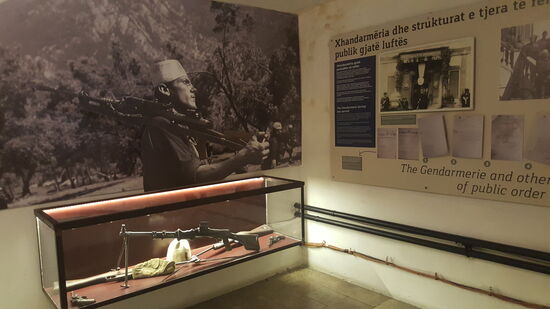 In den vielen Räumen befindet sich ein Museum der bedrückenden Zeit