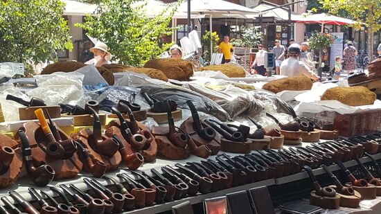Diese „Kuchen“ da hinten, sind Tabakblöcke—vorne Unmengen Pfeifen