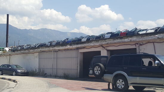 So schön aufgeräumt sind hier Unmengen von Autotüren vor dem Gebirge aufgestapelt