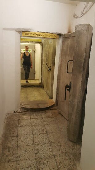 Dieser Bunker sollte  Enver Hodscha  ,den großen Diktator, und seine Generäle, Parteigenossen und Geheimpolizisten vor den Atombomben der fremden Mächte schützen, die er schon in seinem Albanien einfallen sah