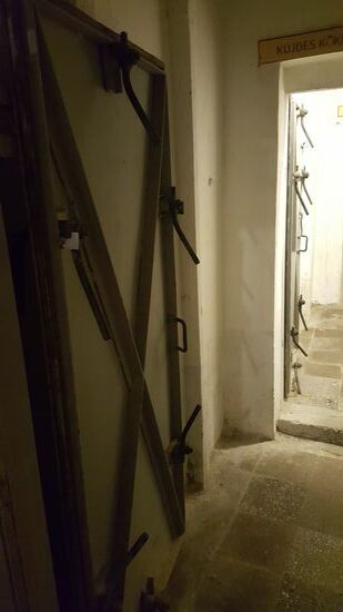 Überall schwere Stahl-Betontüren