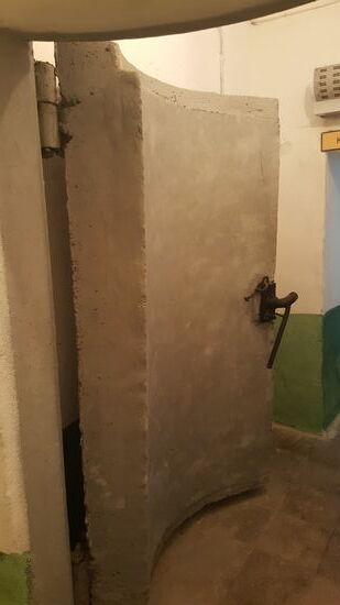 Laut den Bauplänen konnte die Tür einer Sprengkraft von 20 Kilotonnen standhalten. Sie wäre demnach stabil genug gewesen für die Bombe von Hiroshima",