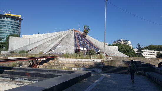 Das wohl häßlichste Gebäude der Stadt: Die Pyramide.
Es war ein Museum für den damaligen Führer, über den die Albaner nicht gern sprechen-bzw über diese Zeit,  erinnern. Wir vermuten, dass sie keinen Zweck mehr hat, denn das Glas ist an vielen Stellen zerschlagen