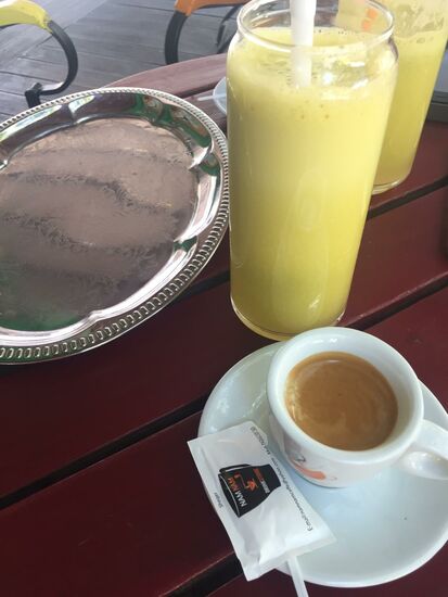 Kurzer Stop bei Espresso und frisch gepressten Apfel-Orangensaft.