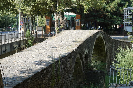 Die osmanische Steinbogenbrücke „Ura e Tabakëve“ -eines der wichtigsten historischen Bauwerke der Stadt. Die vermutlich im 18. Jahrhundert erbaute Brücke überquerte bis in die 1930er Jahre den Stadtfluss Lana.