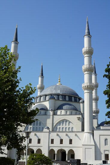Die größte Moschee des Balkans, die „ Namazgja Moschee“ mit ihren 4 über 50Meter hohen Minaretten