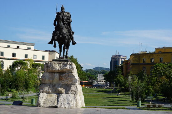 Das ist der “Skanderbeg-Platz“- benannt ist er nach dem albanischen Nationalhelden Skanderbeg.