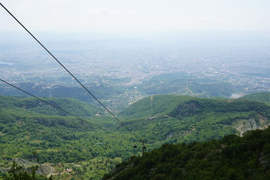 Blick vom „Balkon von Tirana“ —die Gondel gibt es seit 2005-