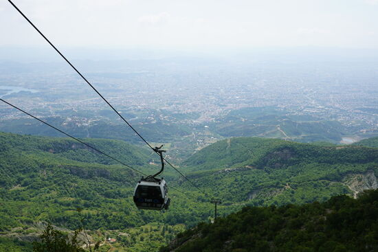 Die Fahrt Mit der ersten und einzigen Seilbahn des ganzen Landes  dauert ca 20 Minuten und kostet 6 Euro p.P. „Return“
