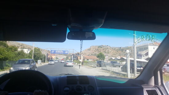 August versuchte die verlorene Zeit wieder einzuholen und gab tüchtig Gas. Ich hatte damit zu tun, alle Sachen festzuhalten, die durch den Kleinbus sausten.