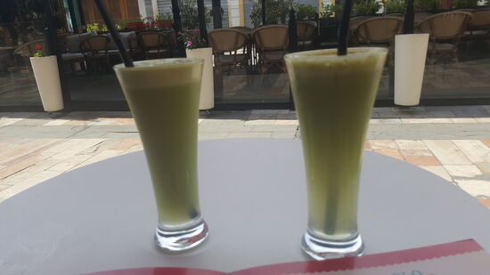 In der menschenleeren Stadt besuchen wir ein Eiscafe und bestellen uns das einzige Mixgetränk welches vorrätig ist: Gurke- Apfel und 2 Kugeln Eis, die zum Glück nicht schmecken—