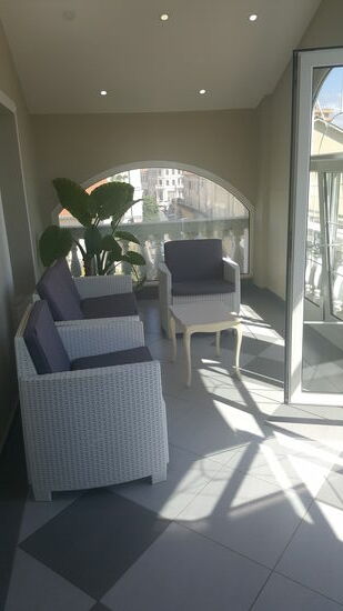 Gemeinschaftsbalkon—haben wir eh keine Zeit zu sitzen