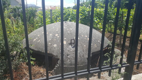 Und einer der vielen Bunker—hier auf einem Grundstück im Gemüsegarten 