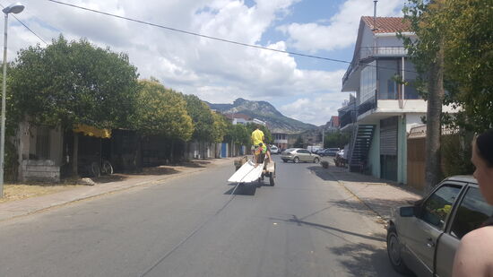 Es wird noch viel mit Pferdekarren transportiert—es ist drückend heiß!
34 Grad zeigt das Thermometer