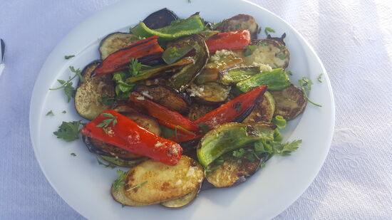 Am See ist gegen Abend richtig viel los—aber irgendwie kein Foto wert. Wir bestellen gegrilltes Gemüse als Vorspeise