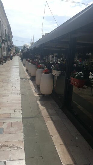 Trostlos: menschenleere Innenstadt. Shkodra ist sonst einer der Haupt-Touri-Orte.
Man kann sich vorstellen, dass es hier sonst nur so von Menschen wimmelt