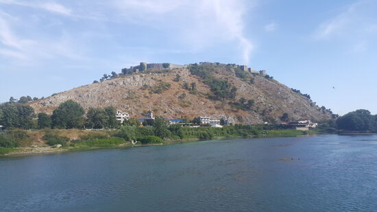 Blick auf „Rozafa Castle“ welches auf einem 130m hohen Hügel errichtet wurde