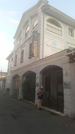 Gegen 20 Uhr kommen wir in unserer Unterkunft an. Hier wartet schon unser Guide—den wir nun kennenlernen.