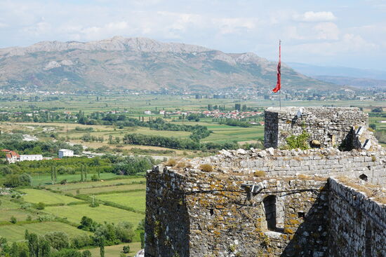 Der Name der Burg stammt von einer Frau, die einer Sage nach  in den Mauern eingemauert wurde um den Wänden Stabilität zu geben.