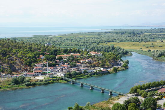 Blick auf den Fluß „Buna“, der in den See „Skadarsko Jezero“ oder „Shkodra-See“ fließt