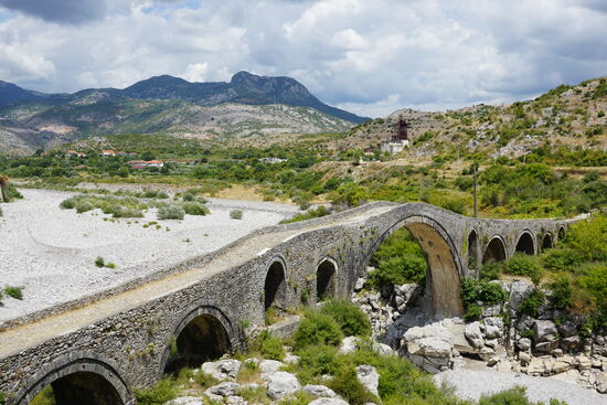 Da ist die Mesi-Brücke—hübsch—Das Flußbett leider trocken—wir sind die einzigen Besucher hier.
Aber es gab andere Zeiten wie der viele Müll hier zeigt