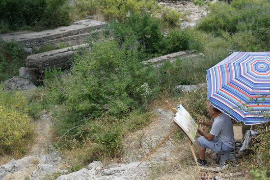 Nur ein einsamer Maler sitzt hier und hält das Bild auf Leinwand fest