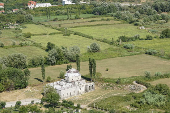 Die Moschee wurde erst Ende des 18. Jahrhunderts vom Wesir Mehmed Bushati erbaut.
Ursprünglich waren alle Kuppeln mit Blei bedeckt, daher der Name, aber dieses teure Metall wurde längst gestohlen.
