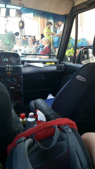 Achnein, nun wird noch am Gemüseladen gestoppt und Adriatik kauft noch Obst und Gemüse. Wir bekommen ein Lunch-Paket in die Hand gedrückt, weil es ja spät wird.....Naklar—wenn das so weiter geht...