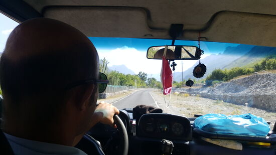 Die Straße ist zwar asphaltiert, aber sehr schmal. Kommt uns ein Fahrzeug entgegen, müssen beide Fahrzeuge auf den Schotter am Rand fahren