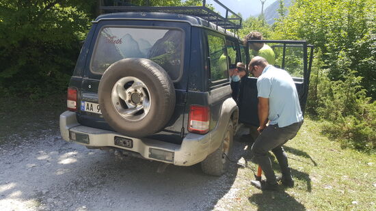 Kurz vor Theth ist ein Reifen kaputt. Vergeblich versucht der Fahrer ihn aufzupumpen. Hmmm...warum, wenn er kaputt ist? Aber es dauert auch nicht lange, dann gibt auch die Pumpe den Geist auf und wir fahren die paar Kilometer mit dem kaputten Reifen bis Theth