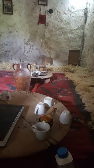 Hier nehmen wir Platz, während der „Turmwächter“ uns wilde, blutrünstige Geschichten über die Mörder erzählt, die hier Exil suchten und dann vom Volk schuldig oder freigesprochen wurden