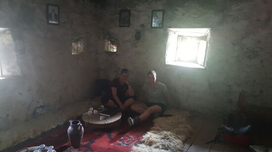 Auch eine kuriose Geschichte, von Familien, die keine Söhne hatten. Dann wurde eine Tochter als Junge verkleidet....unser Guide ist nicht bei allem seiner Meinung...