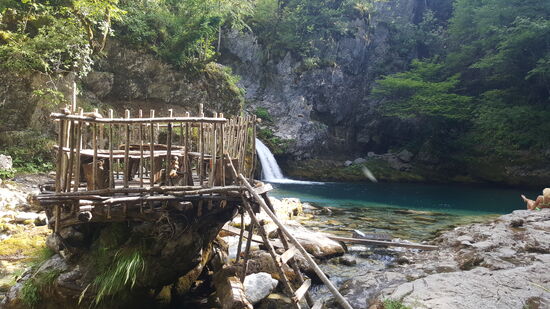 Am „Blue eye“—hier kann man sitzen und im Fluß gekühlte Getränke genießen