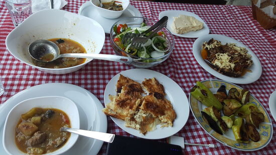 Suppe—Salat—Brot—eine Art Moussaka-Blätterteig mit Schafskäse—gegrilltes Gemüse