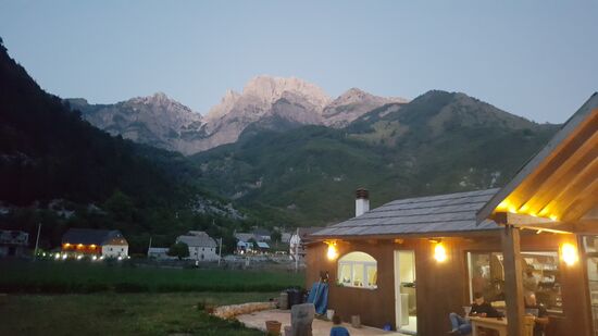 Mit Blick auf die Berge—-den Berg ganz links erklimmen wir morgen—es wird anstrengend! 
Deshalb gute Nacht!